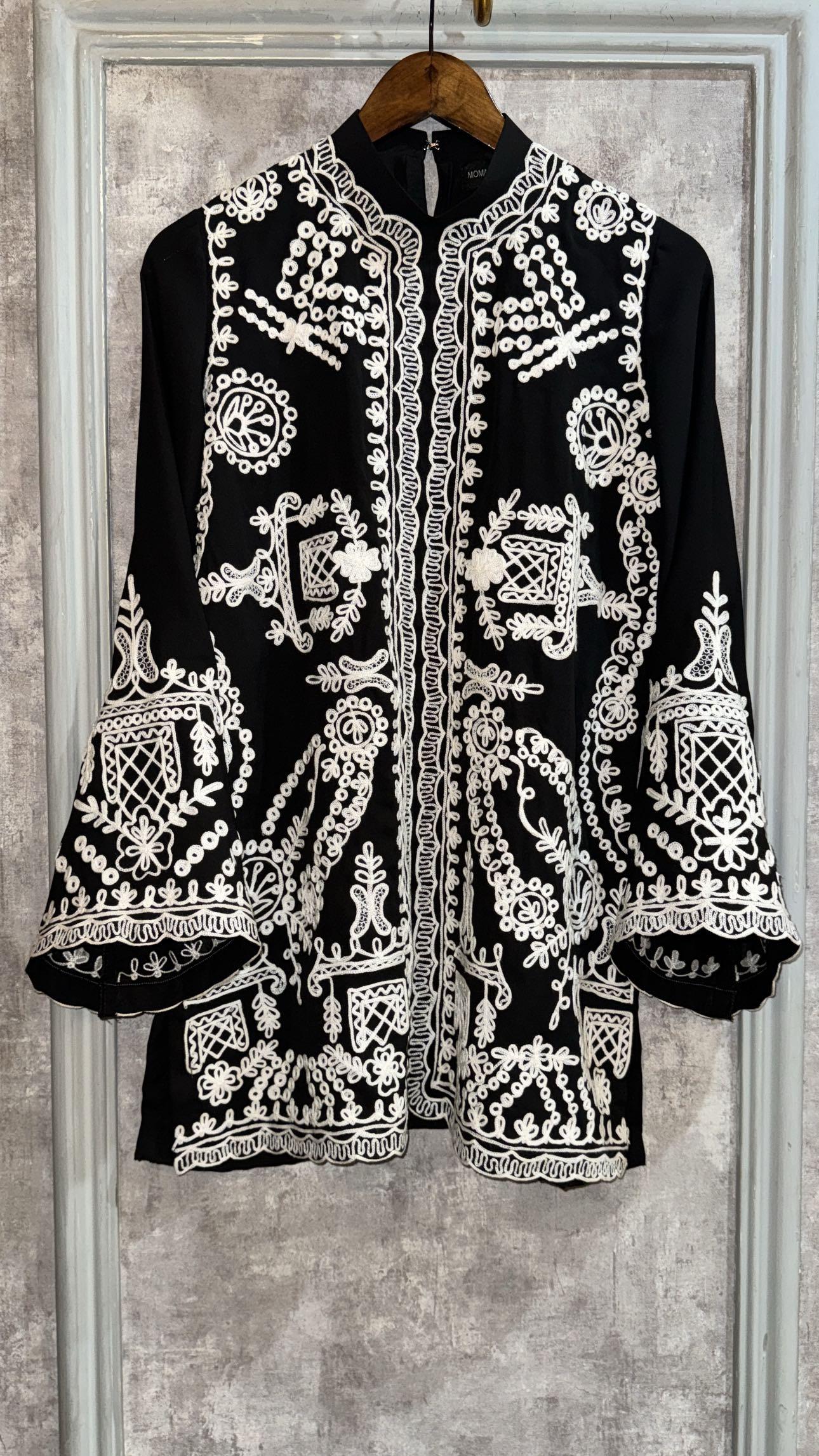 BLACK EMBROIDERED SEWING SPOT SET