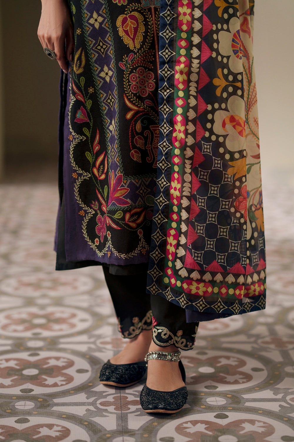 EMBROIDERED SUIT - JET BLACK | E4004/103/902