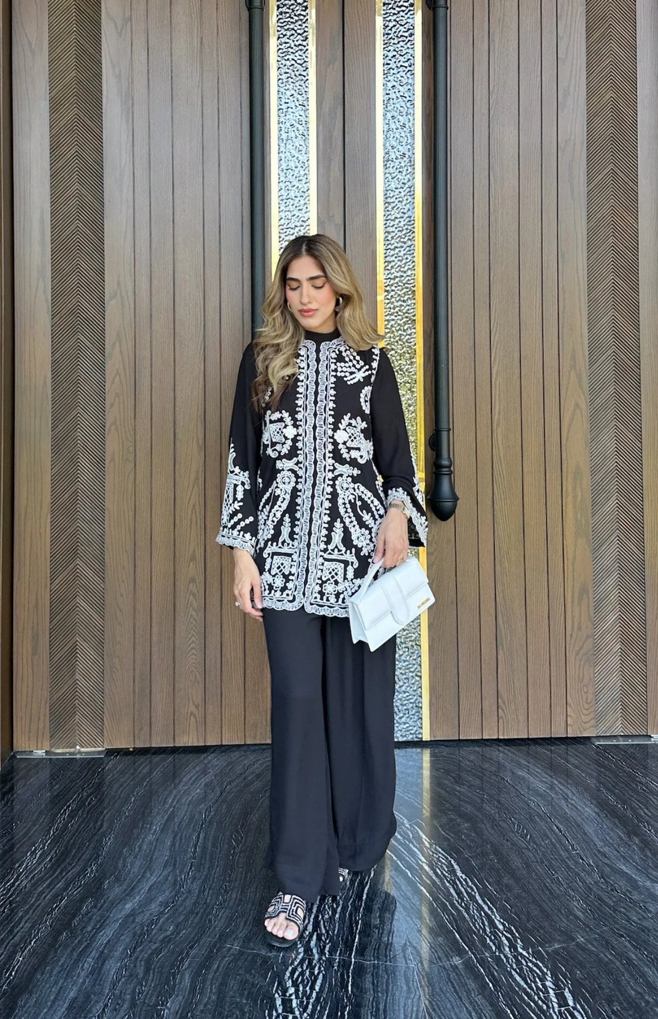 BLACK EMBROIDERED SEWING SPOT SET