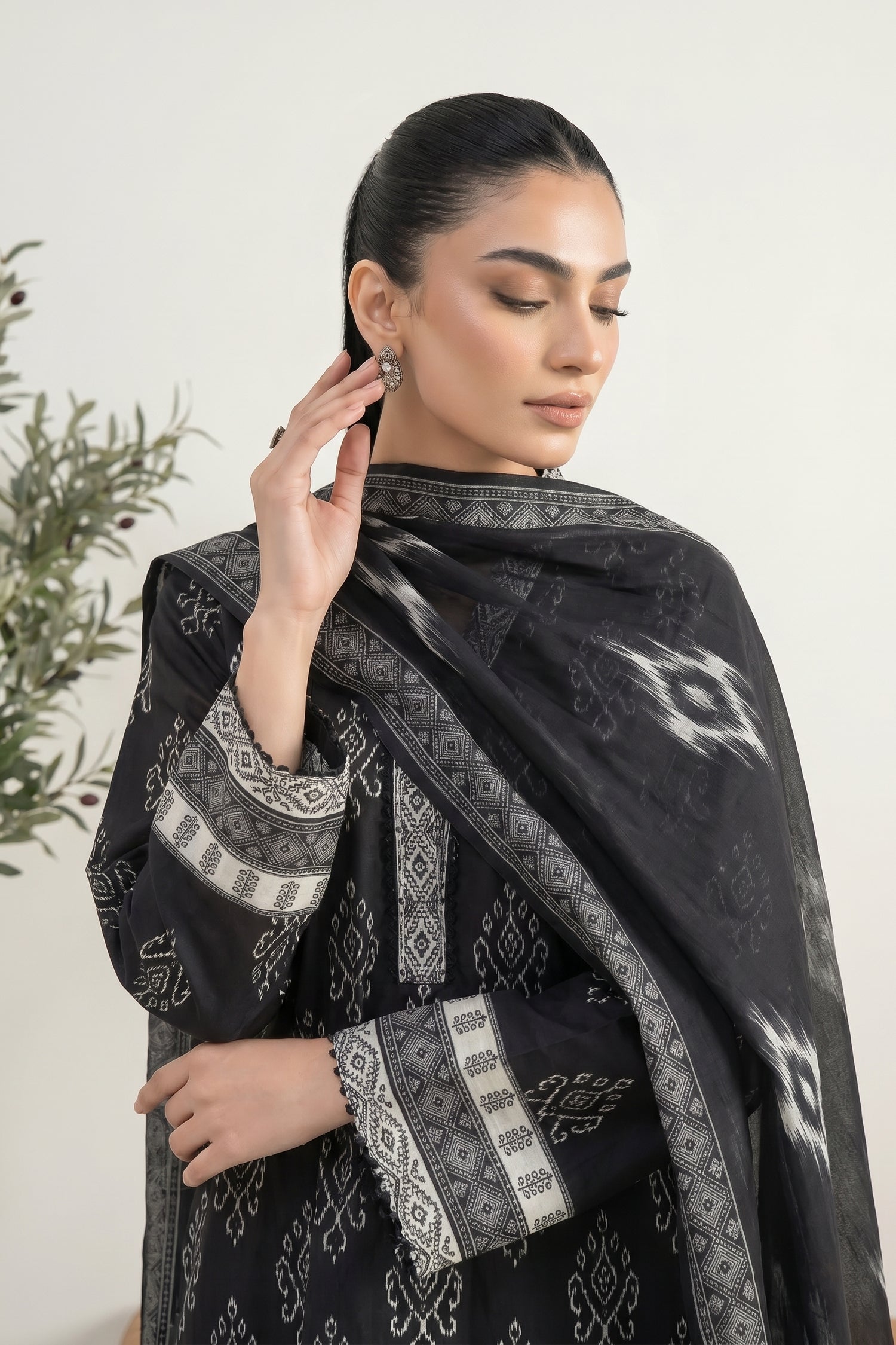 LAKHANY 03 PIECE STITCHED MONOCHROME PRINTED LAWN