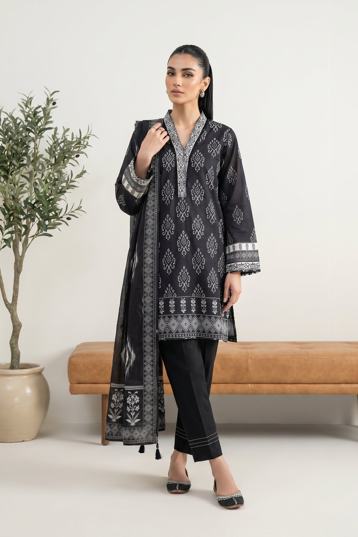 LAKHANY 03 PIECE STITCHED MONOCHROME PRINTED LAWN