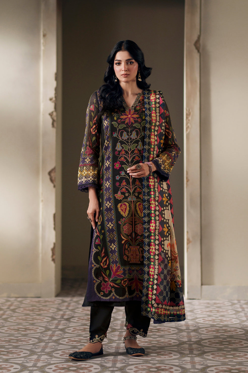 EMBROIDERED SUIT - JET BLACK | E4004/103/902